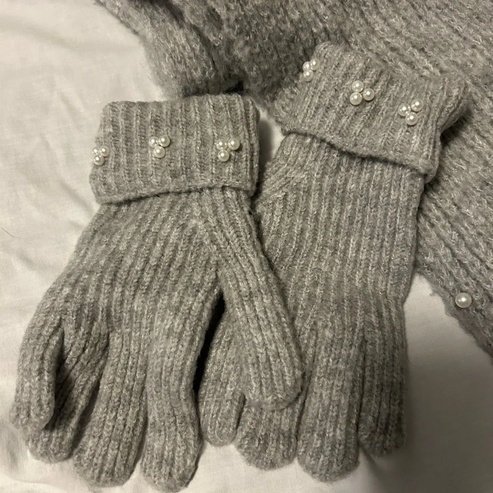 Ann Taylor‎ Scarf and gloves set
